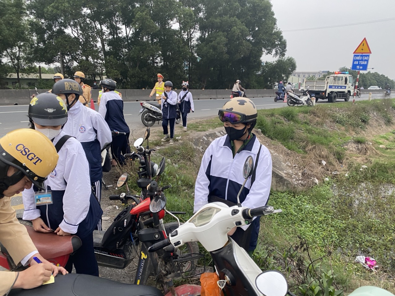 Trạm CSGT Quang Trung tăng cường tuyên truyền, xử lý vi phạm liên quan đến lứa tuổi học sinh điều khiển phương tiện vi phạm về TTATGT